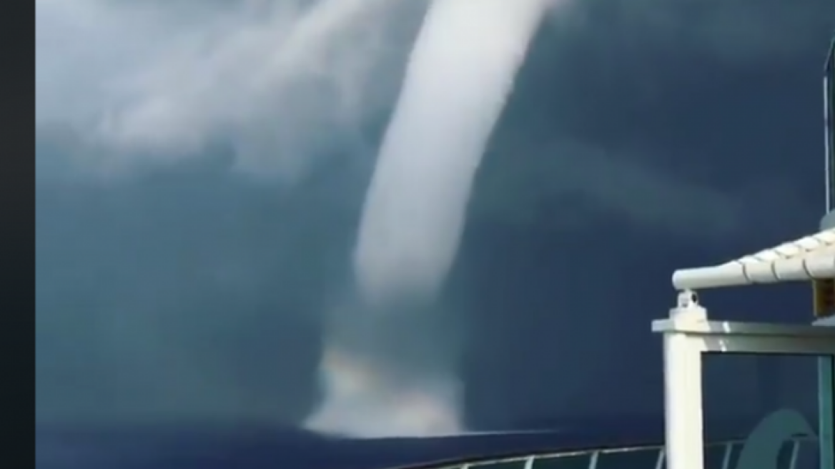 Βίντεο: Τεράστιος υδροστόβιλος κοντά στη Σαντορίνη 