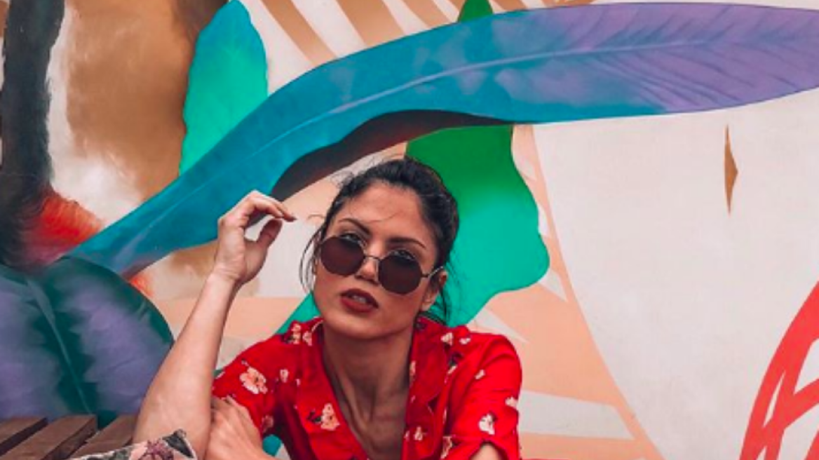 Η Μαίρη Συνατσάκη με μίνι φόρεμα που τρώγεται