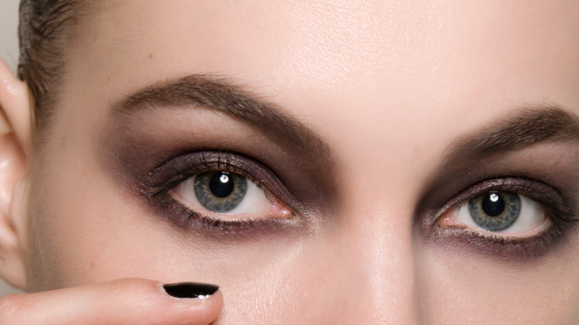 Σίγουρα κάνετε αυτό το λάθος που καταστρέφει τη μάσκαρά σας