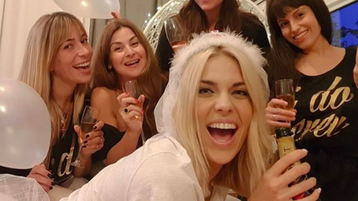 Βachelorette πάρτι για τη Μαντώ Γαστεράτου. Παντρεύεται
