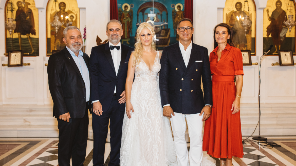 Φωτογραφίες: Χόρεψαν το χορό του Ησαΐα με κουμπάρο τον Γιώργο Ντάβλα