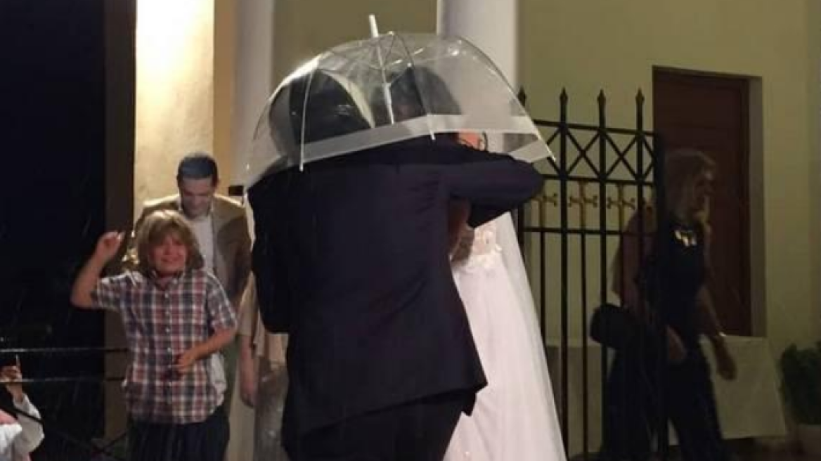 Καλαμάτα: Ζευγάρι πήγε στο γάμο με ομπρέλα για να «προφυλαχτεί» από το ρύζι - Με κράνος ο γαμπρός