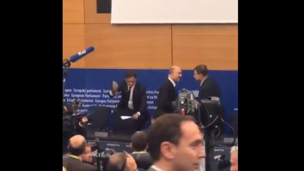 Βίντεο: Ιταλός ευρωβουλευτής «πατάει» με το παπούτσι του τις σημειώσεις του Μοσκοβισί