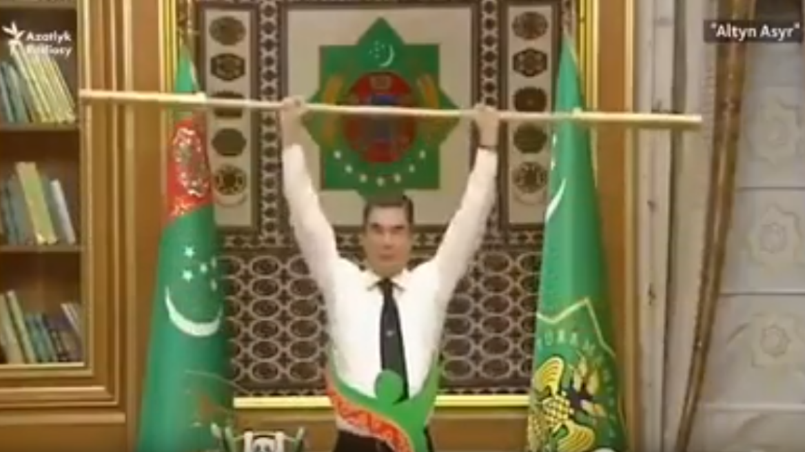 Βίντεο... σταθμός: Ο πρόεδρος του Τουρκμενιστάν σηκώνει... χρυσή μπάρα στο υπουργικό συμβούλιο!
