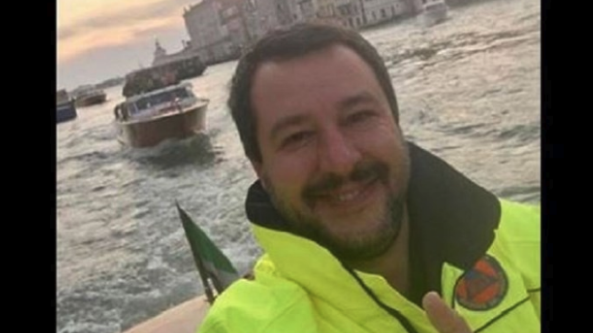 Ιταλία: Σάλος με τη selfie του Σαλβίνι λίγο πριν επισκεφθεί τις περιοχές που επλήγησαν από την κακοκαιρία