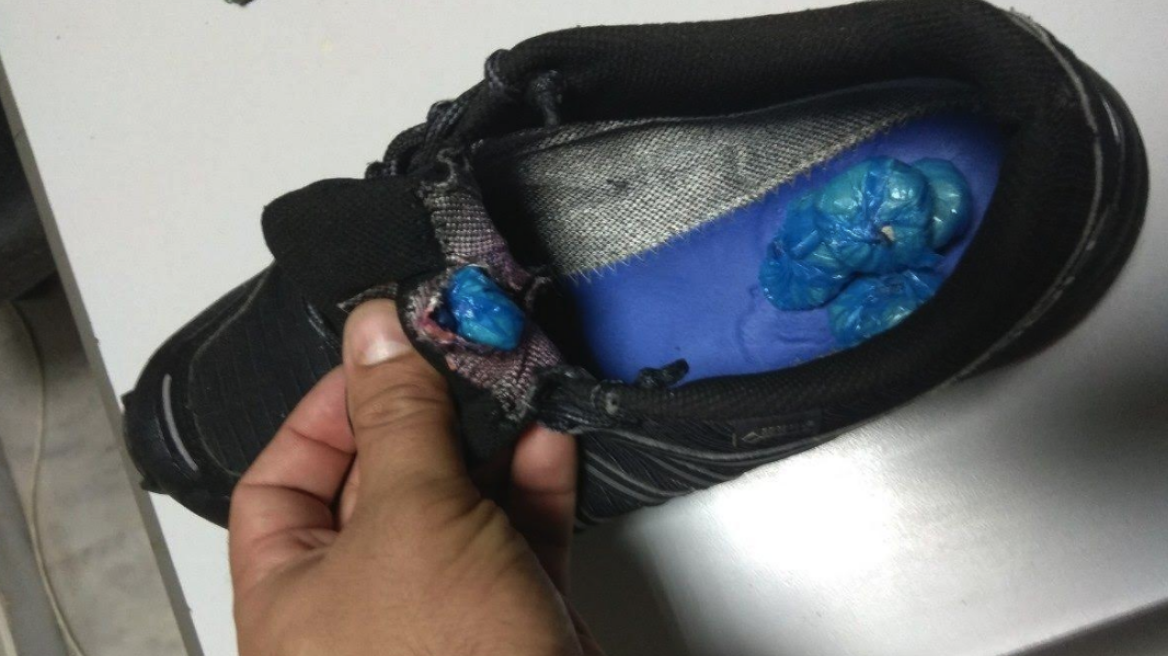 Στα παπούτσια του έκρυβε 25 «φιξάκια» με ηρωίνη