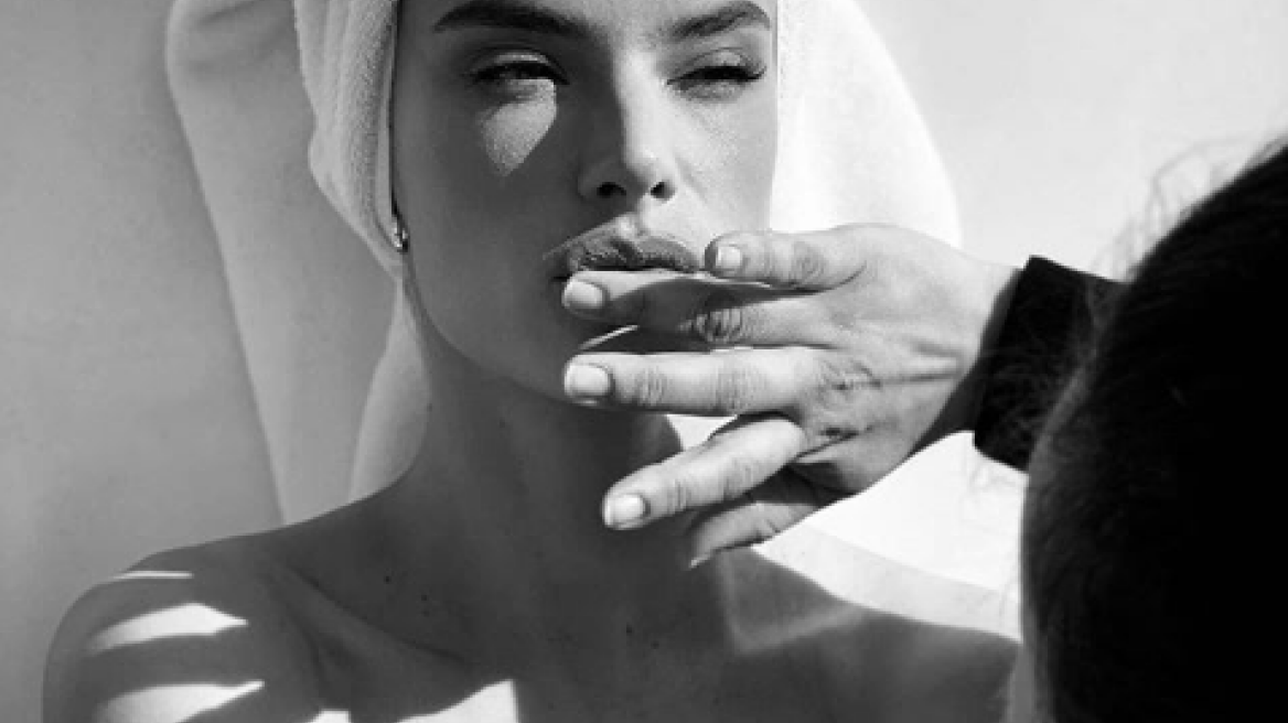 Η Alessandra Ambrosio ποζάρει τόπλες