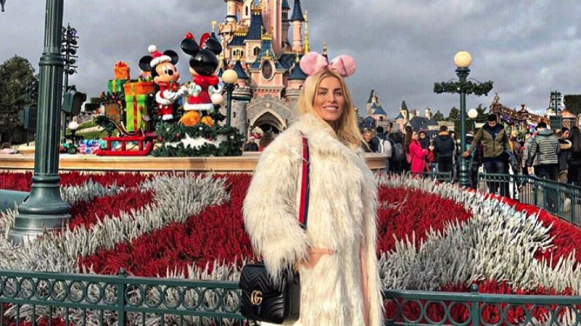 Στην Eurodisney η Κατερίνα Καινούργιου: Ποζάρει σαν «Ροζ Μίνι Μάους»