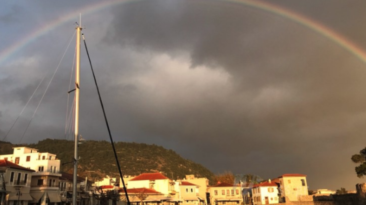 Ναύπακτος: Ουράνιο τόξο στον ουρανό... ανήμερα Χριστουγέννων   