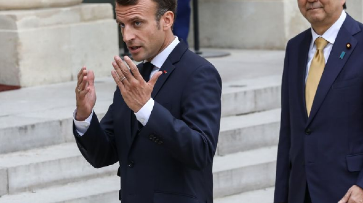 Ο Μακρόν μακιγιάρει εκτός από το πρόσωπό του και τα χέρια του 