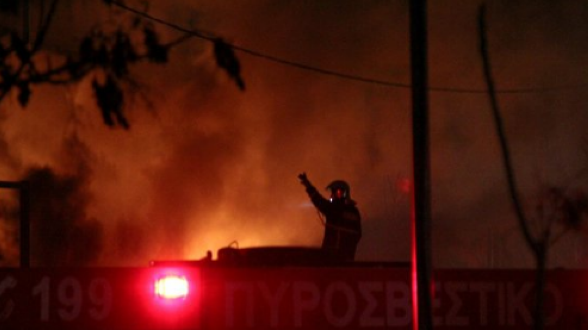 Μεγάλη φωτιά σε αποθήκη χαρτικών στη Νέα Φιλαδέλφεια