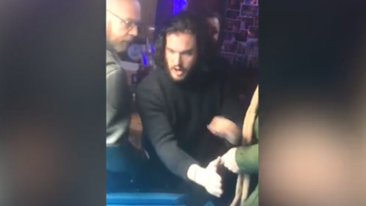 Βίντεο: Πέταξαν έξω από μπαρ τον «Τζον Σνόου» επειδή έγινε «στουπί» κι έκανε σαματά!