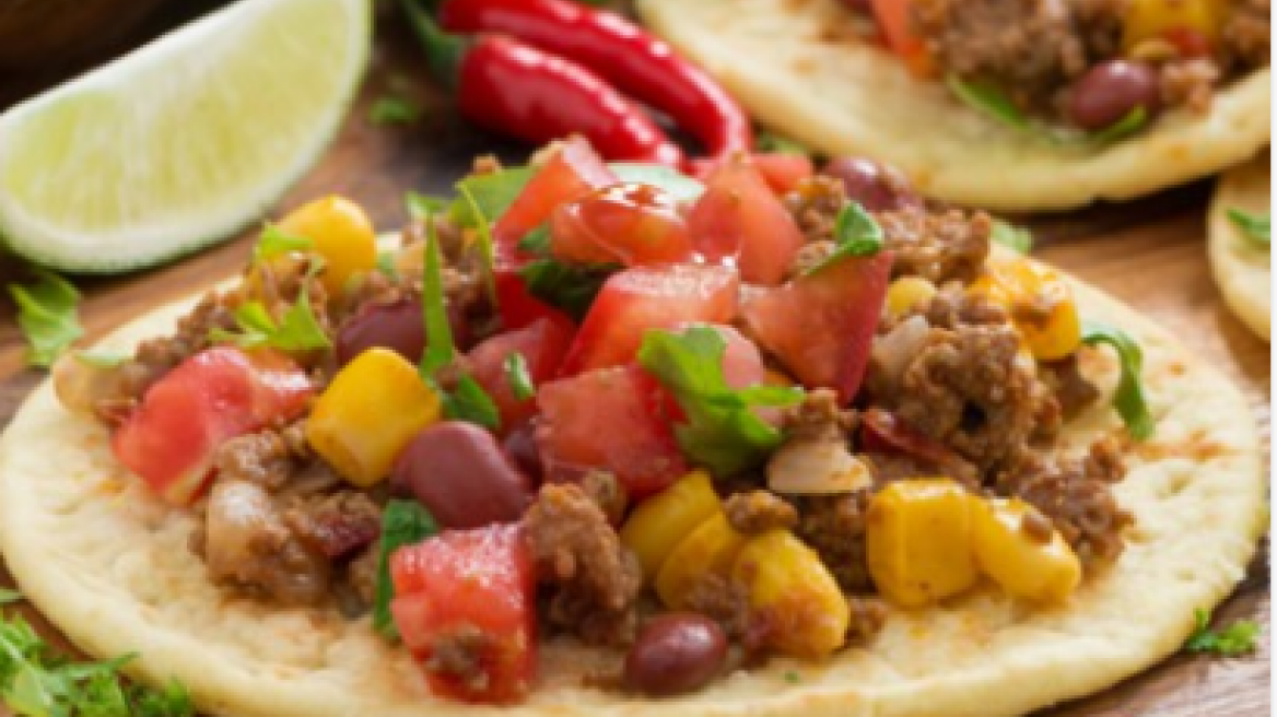 Τσίλι κον κάρνε με salsa ντομάτας σε τορτίγιες