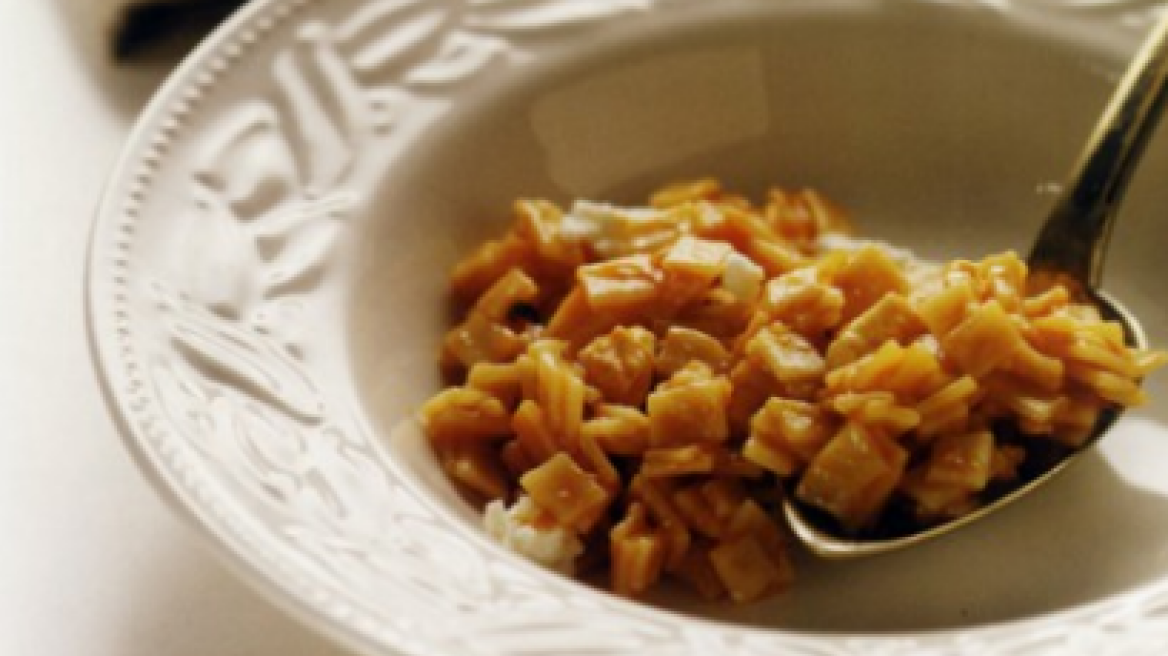 Σπαρτιάτικες χυλοπίτες με θρυμματισμένη φέτα