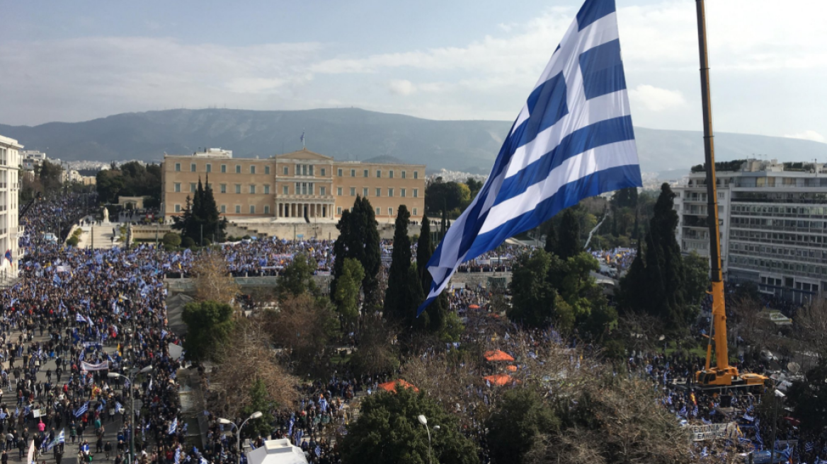 Βίντεο: Η σημαία των 150 τμ κυματίζει στο Σύνταγμα