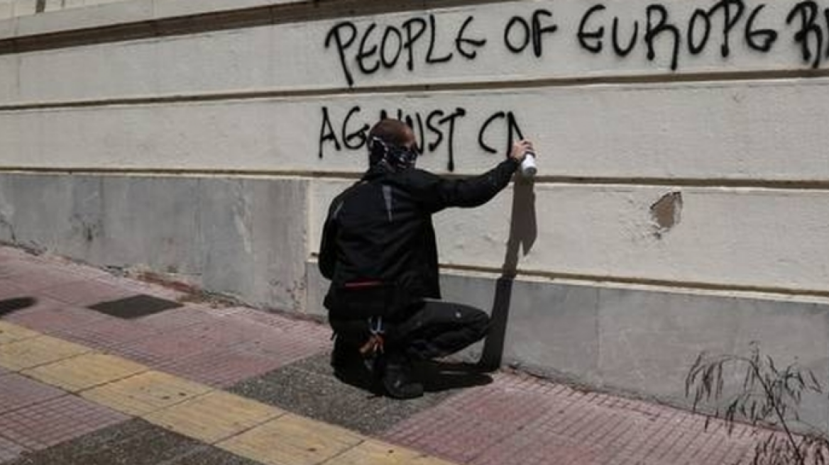 «Παρέμβαση» του Ρουβίκωνα κατά των οπαδών της Δυναμό Κιέβου