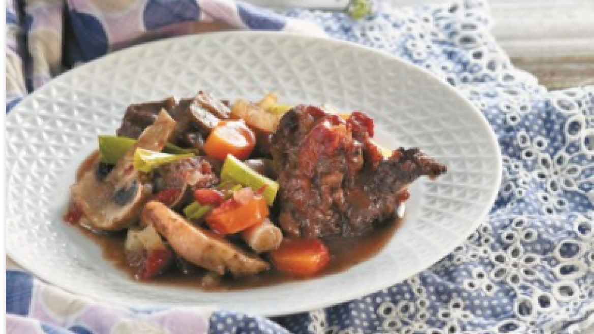 Moσχαρίσια μάγουλα στη γάστρα με κόκκινο κρασί και δεντρολίβανο