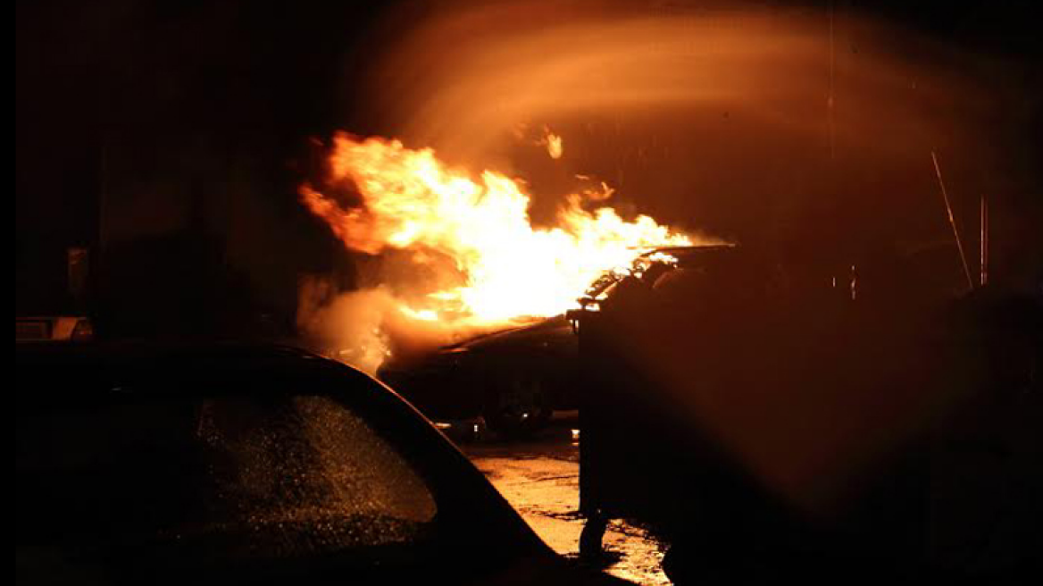 Ευελπίδων: Εμπρηστική επίθεση σε αυτοκίνητα 