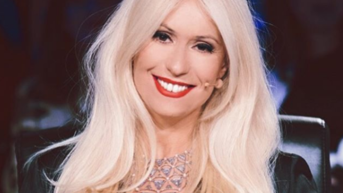 Η Μαρία Μπακοδήμου αποχαιρετά τον γιο της που φεύγει στο εξωτερικό 