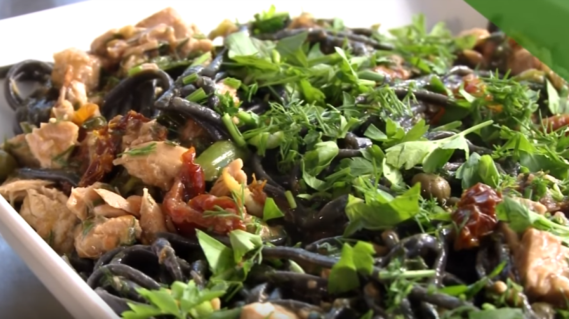 Ζυμαρικά με μελάνι σουπιάς και τόνο