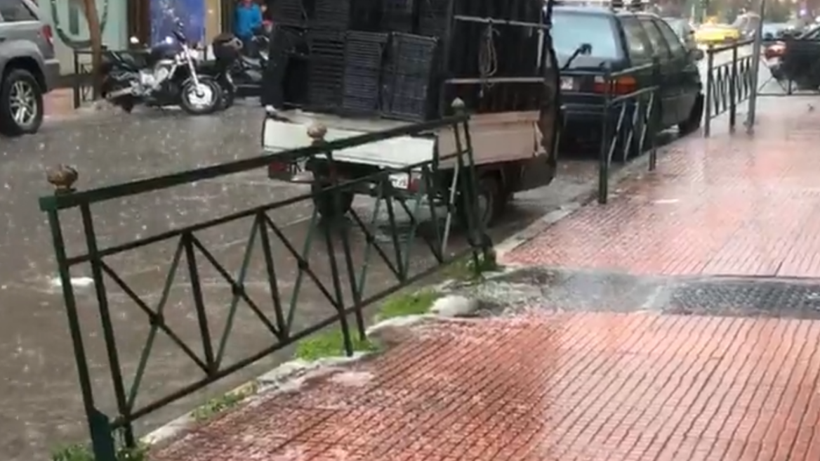 Έντονη χαλαζόπτωση στο κέντρο της Αθήνας 