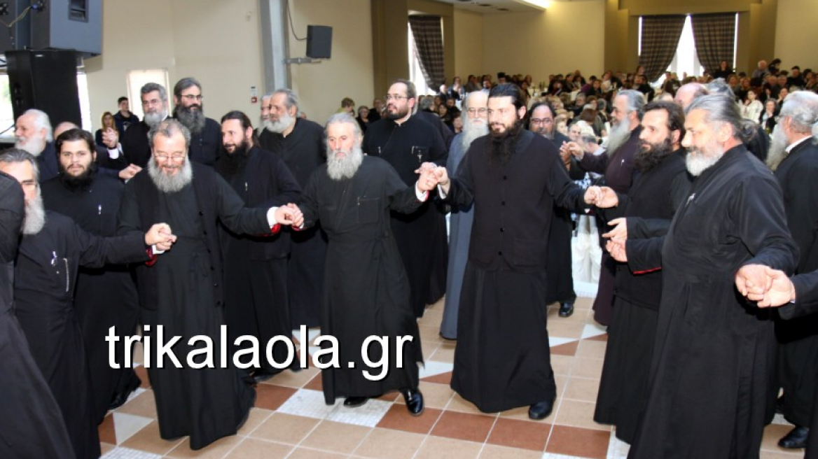 Βίντεο: Παπάδες από τα Τρίκαλα το έριξαν στον χορό