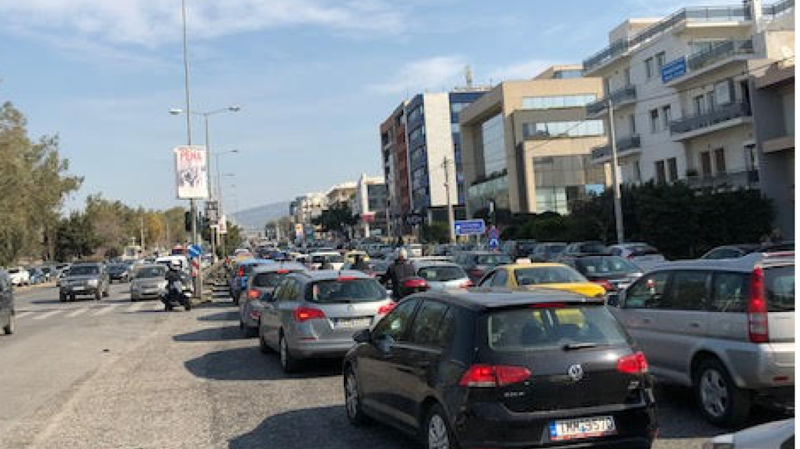 Μποτιλιάρισμα στην άνοδο της Κηφισίας γιατί... βάφουν τις μπάρες στον Παράδεισο Αμαρουσίου 