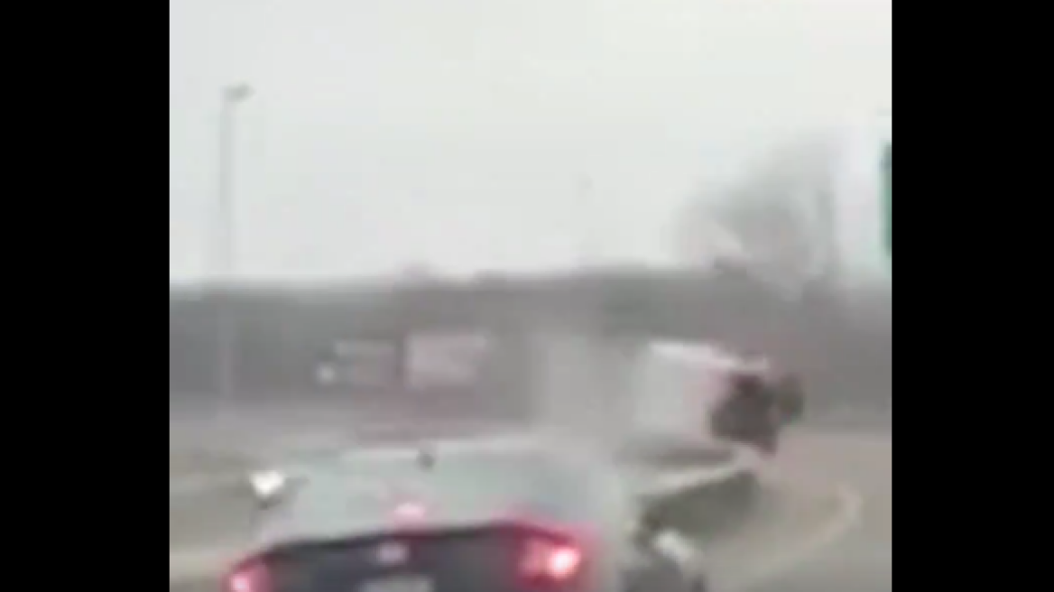 Βίντεο: Ο δυνατός αέρας παρέσυρε φορτηγό σε εθνική οδό