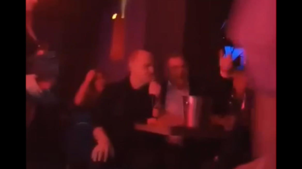 Ξανά σε νυχτερινό κέντρο ο Καμμένος - Δείτε τον να τραγουδά «παρακαλώ, παρακαλώ, μην με περνάτε για τρελό»