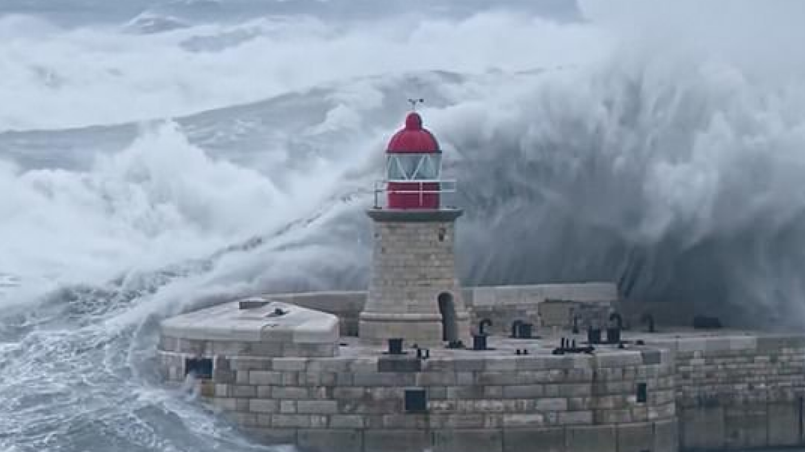 Βίντεο: Γιγάντιο κύμα «κατάπιε» φάρο στη Μάλτα