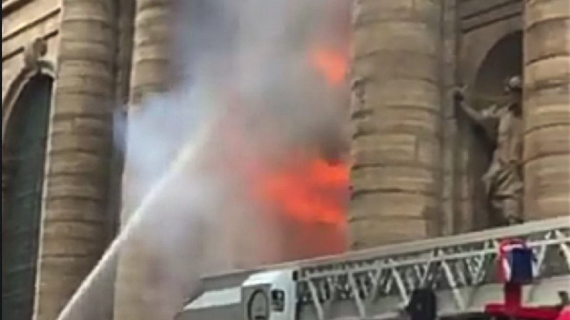 Στις φλόγες ο ιστορικός ναός του Αγίου Σουλπικίου στο Παρίσι