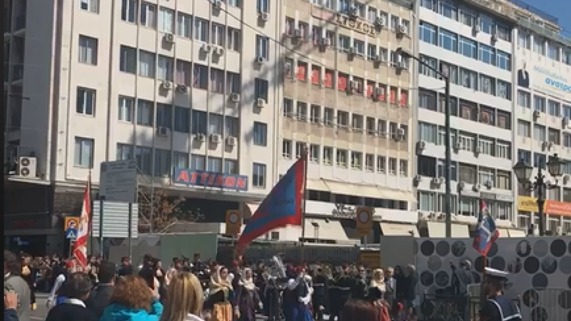 Με το «Μακεδονία Ξακουστή» πραγματοποιήθηκε η παρέλαση στον Πειραιά