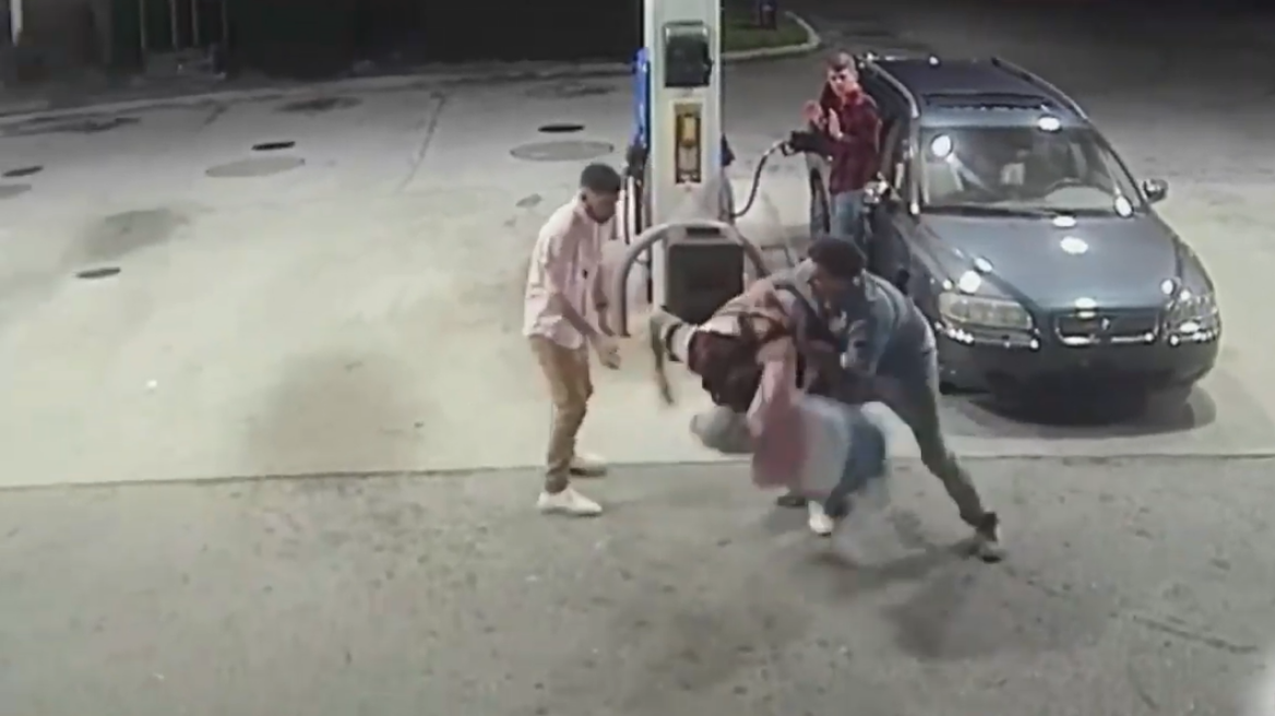 Βίντεο-σοκ από τη Φλόριντα: Τουρίστες παίζουν άγριο ξύλο με τους ληστές τους σε βενζινάδικο