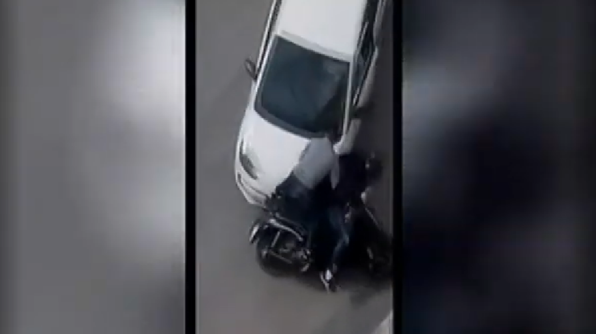 Απίστευτη καταδίωξη ληστών στα Σπάτα: Του έκλεψαν την τσάντα και τους κυνήγησε με το αυτοκίνητο 