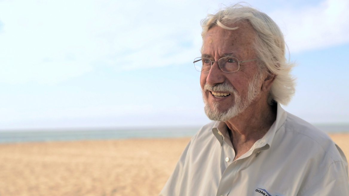 Στη Ρωσία ο Ζαν Μισέλ Κουστώ για τη διάσωση των φυλακισμένων φαλαινών