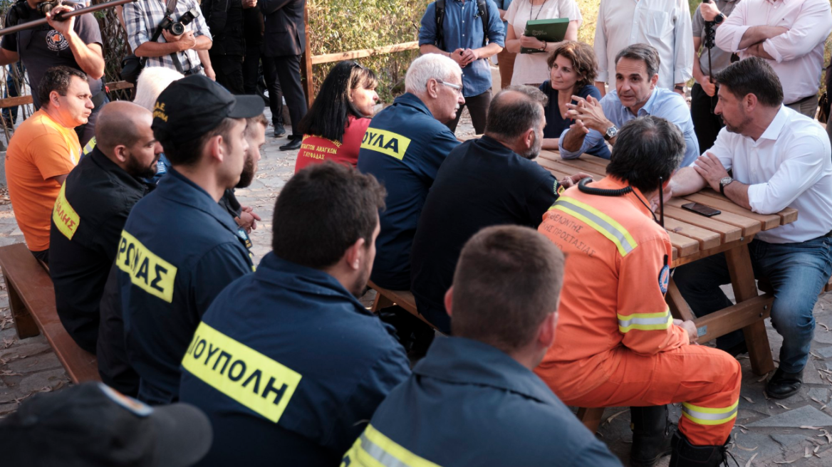 Μητσοτάκης με εθελοντές δασοπυροσβέστες: Η αναδιοργάνωση της Πολιτικής Προστασίας αρχίζει άμεσα