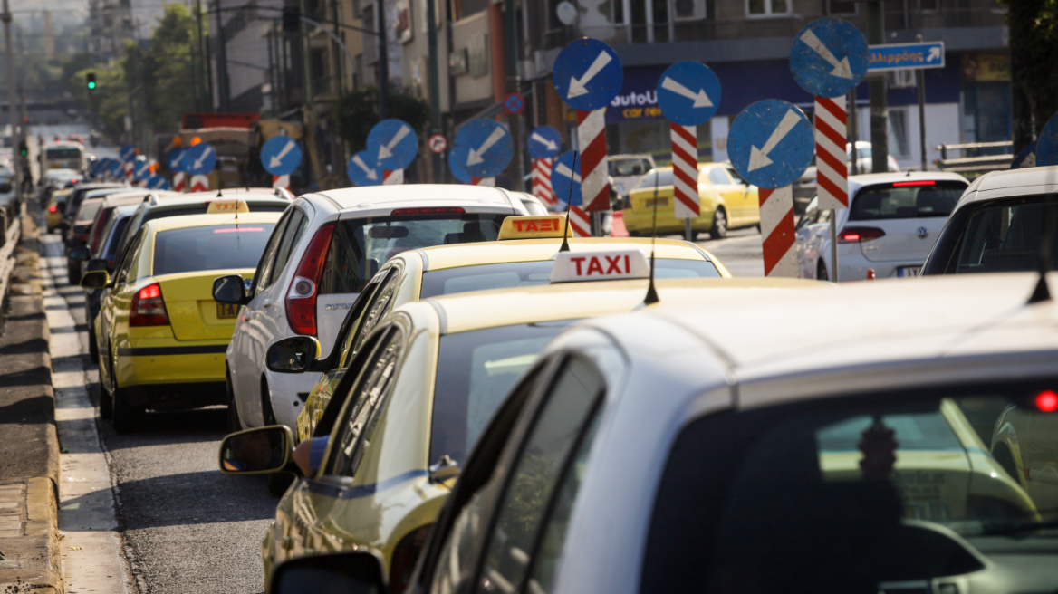  Η κίνηση «παραλύει» το κέντρο - Απίστευτο μποτιλιάρισμα -  Δραματική η κατάσταση στη Συγγρού 