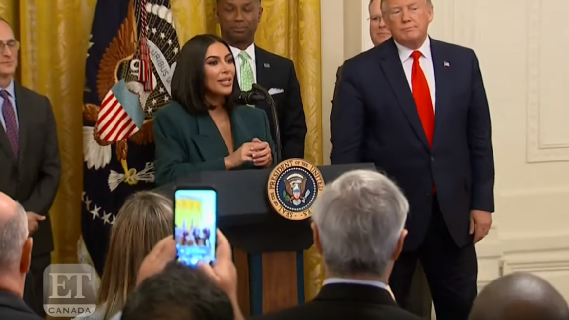 Η Κιμ Καρντάσιαν επέστρεψε στον Λευκό Οίκο: Ομιλία για την επανένταξη των κρατουμένων