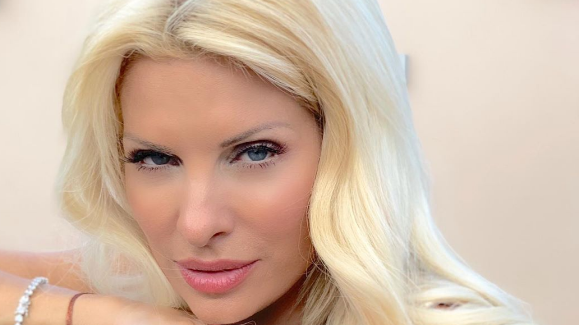 Η Ελένη Μενεγάκη βάζει... φωτιά στις νύχτες της