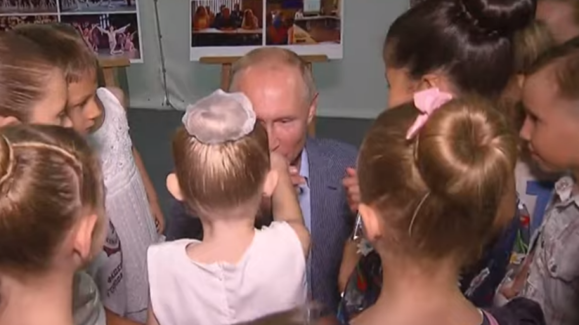 Ο... ιππότης Πούτιν γονάτισε και φίλησε το χέρι μικρής μπαλαρίνας!