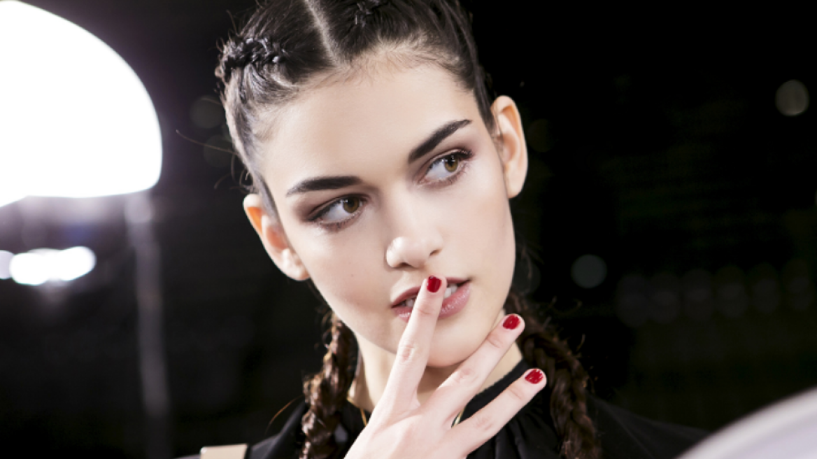 Βρήκαμε τo πιο ντελικάτο κόκκινο βερνίκι για αυτή τη σεζόν