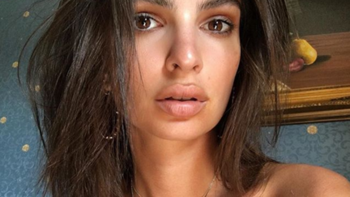 Η Έμιλι Ρατακόφσκι μόνο με τα εσώρουχά της σε σούπερ μάρκετ 