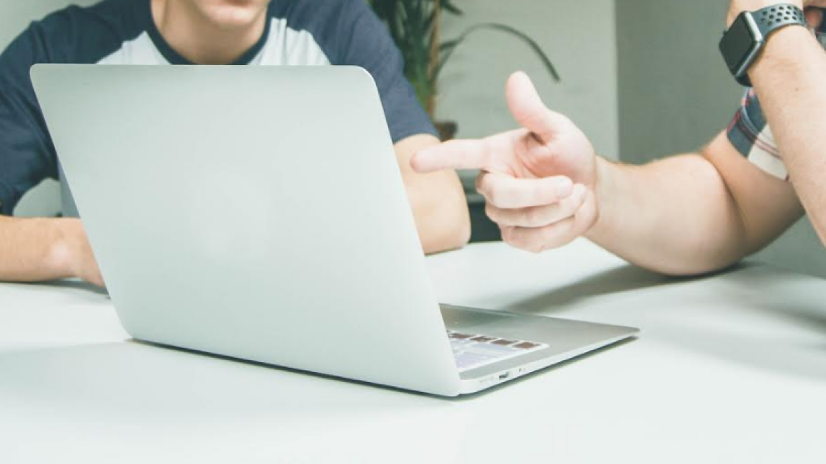 Όταν ο δάσκαλος ισπανικών σε «χορεύει» στο ταψί… στο σπίτι