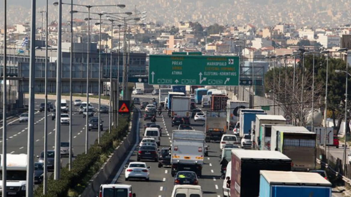 Κίνηση: Μποτιλιάρισμα στον Κηφισό - Ανετράπη νταλίκα