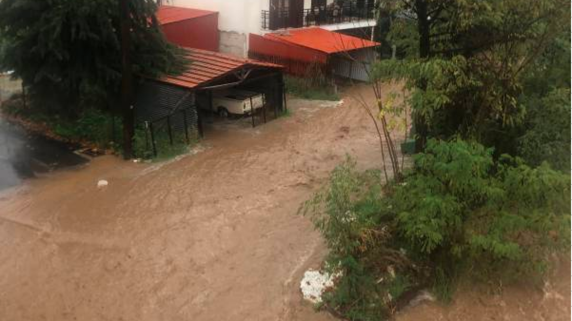 Θεομηνία στη Θάσο: Υπερχείλισε το κεντρικό ρέμα της Ποταμιάς - Συγκλονιστικές εικόνες