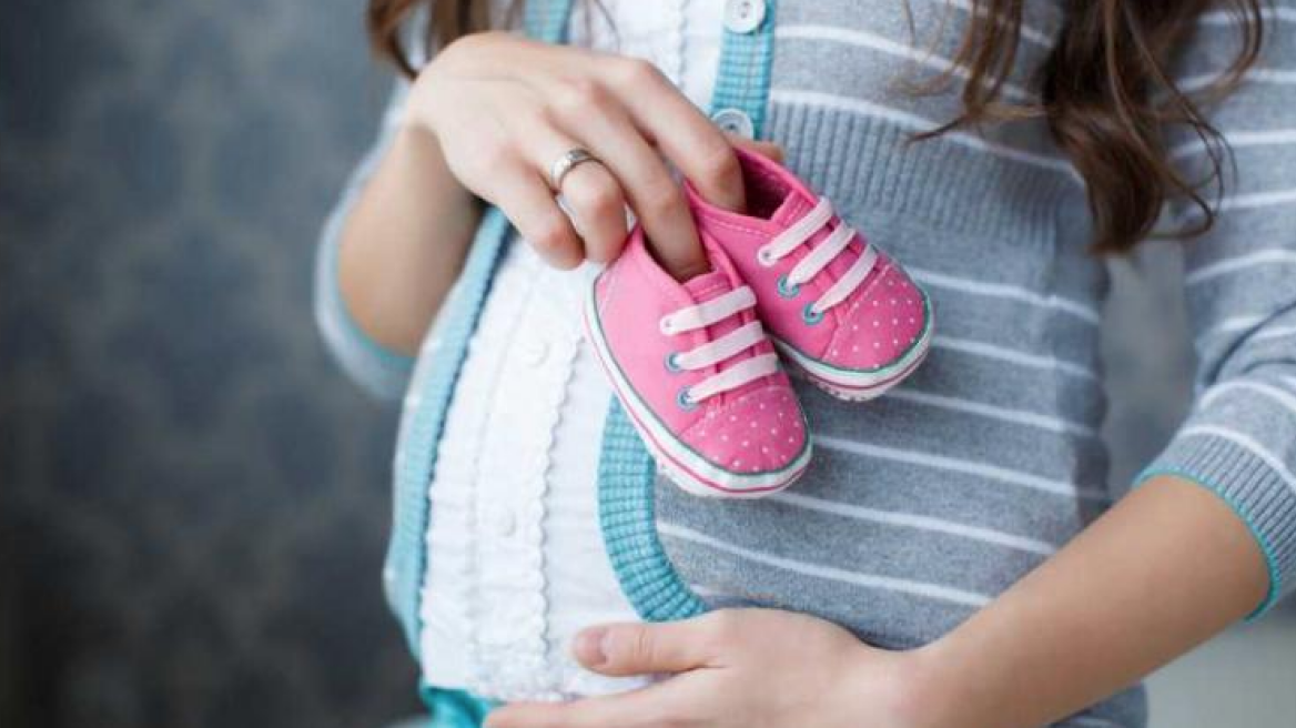 Επίδομα γέννας: Πώς θα δίνονται τα 2.000 ευρώ - Τα κριτήρια και οι δικαιούχοι