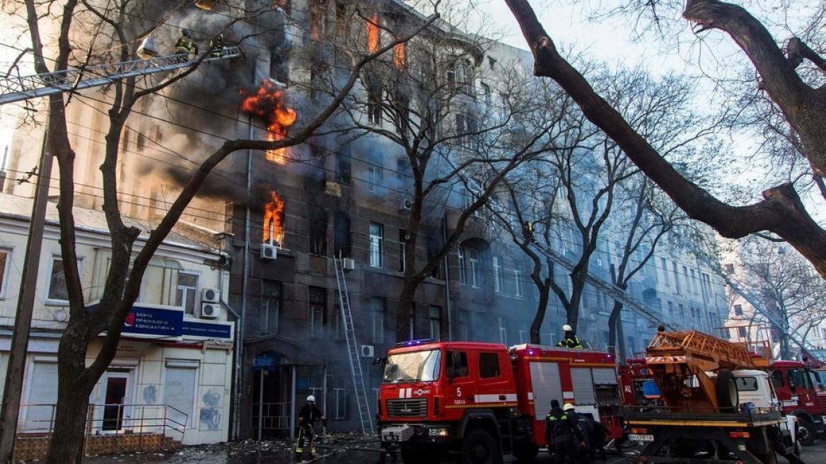 Ουκρανία: 14 αγνοούμενοι έπειτα από φωτιά σε κτήριο