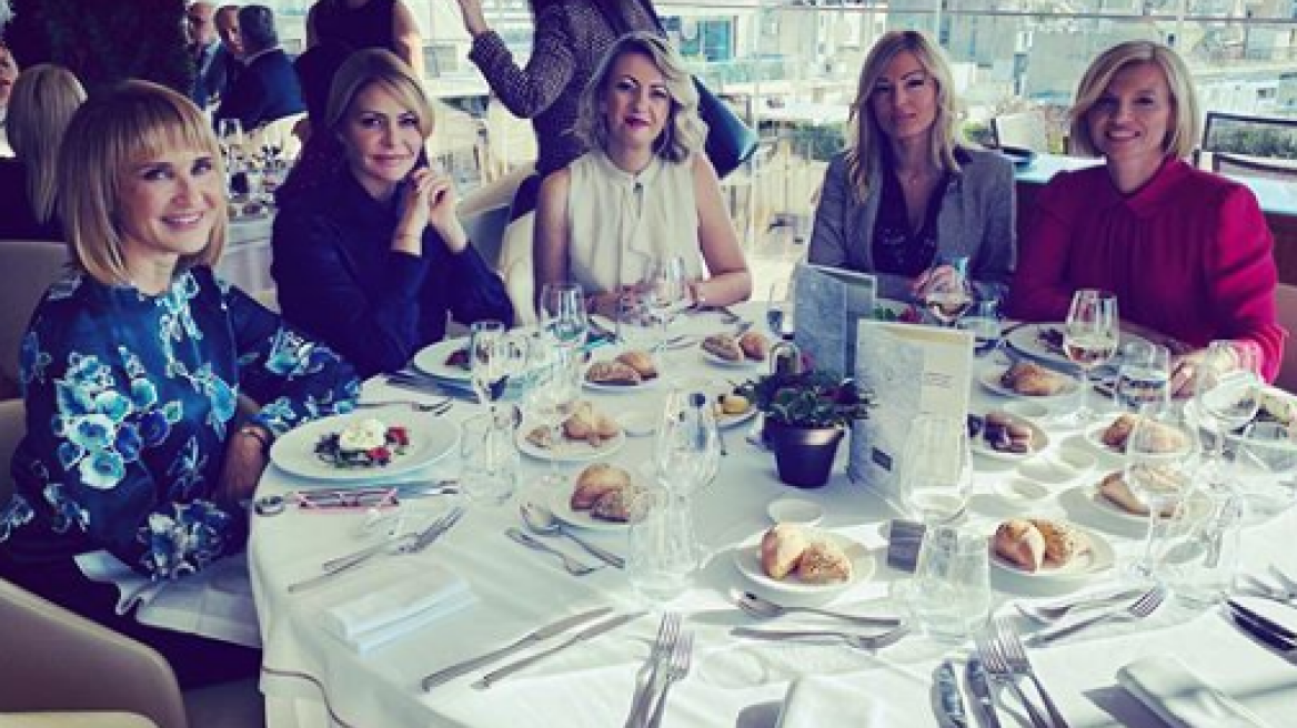 Γιορτινό κάλεσμα της Μαρέβας Μητσοτάκη στις συζύγους των βουλευτών της ΝΔ