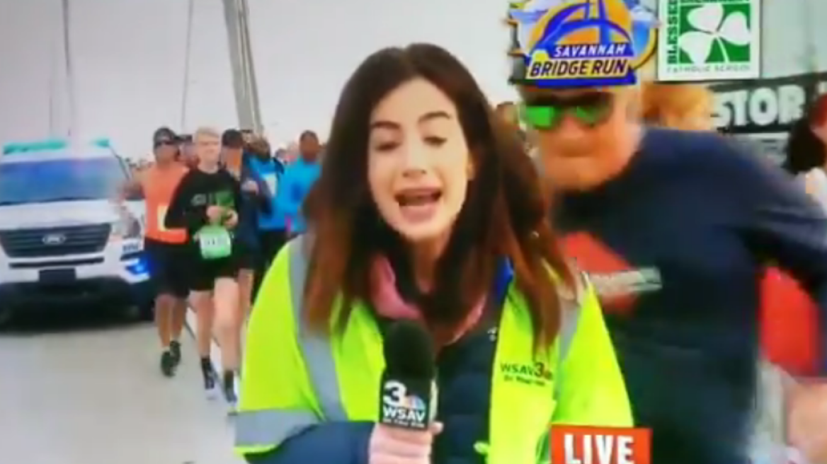 ΗΠΑ: Χειροπέδες σε δρομέα που έβαλε χέρι σε δημοσιογράφο on camera - Μπορεί να φυλακιστεί για 1 έτος