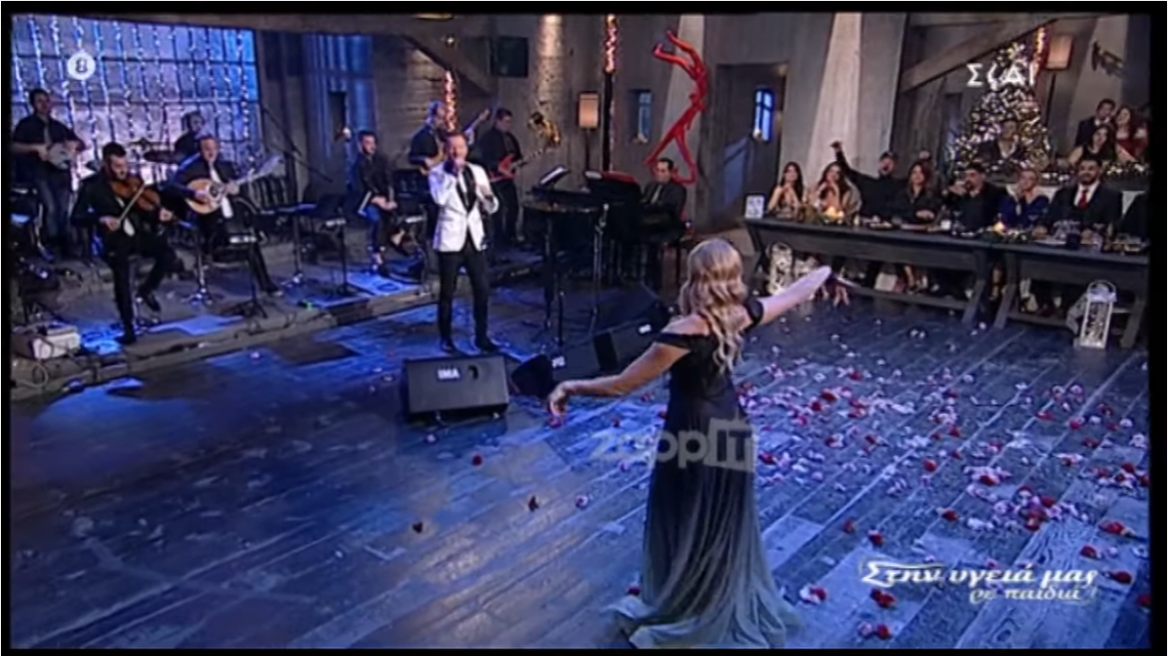 Στην υγειά μας: Το αισθησιακό τσιφτετέλι της ξανθιάς χορεύτριας